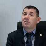 Smakiqi: Shpresojmë që lidhja shoqërore e Osmanit me kryetarin e Kushtetueses të mos ndikoj në kërkesën absurde në dëm të interesit politik