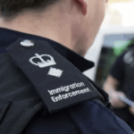 Angli: Oficeri shqiptar i emigracionit akuzohet për vjedhje të sendeve me vlerë nga emigrantët