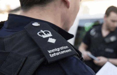 Angli: Oficeri shqiptar i emigracionit akuzohet për vjedhje të sendeve me vlerë nga emigrantët