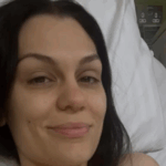 Jessie J ndan pamje prekëse nga dhoma e spitalit: Duke pritur rezultatet