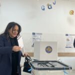 E shoqëruar nga djemtë e saj, voton bashkëshortja e Kadri Veselit