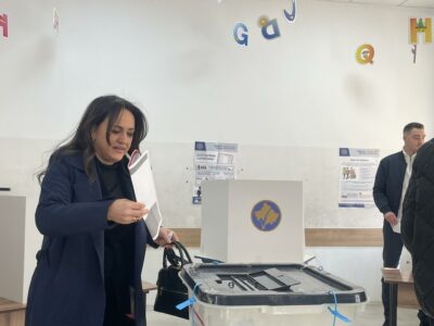 E shoqëruar nga djemtë e saj, voton bashkëshortja e Kadri Veselit