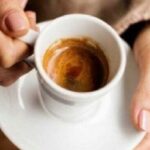 Arsyet serioze pse nuk duhet të pini kafe para orës 9:30 të mëngjesit