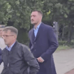 Djali i Kadri Veselit arrin në gjykatë, ku pritet të dëshmojë James Rubin