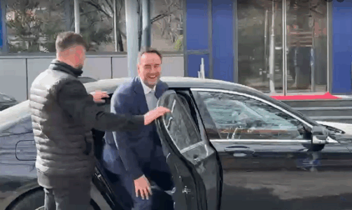 Konjufca del nga Qeveria, i injoron pyetjet e gazetarëve  “a keni emër për president”, “a jeni kandidat”