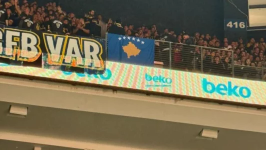 Tërbohen serbët, tifozët turq i presin me flamurin e Kosovës, në ndeshjen e Euroligës