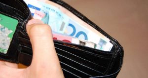 Qytetari gjen një kuletë me mbi 1 mijë dollarë dhe e dorëzon në polici