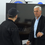 Si rrallëherë: Sami Kurteshi “cool” në mbledhjen e KQZ’së, shfaqet me syze dielli