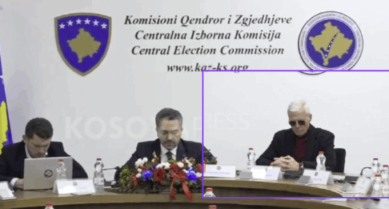 Si rrallëherë: Sami Kurteshi “cool” në mbledhjen e KQZ’së, shfaqet me syze dielli