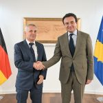 Kurti flet për “qeveri pa ryshfet” dhe “duar të pastra”, ndërsa ministrat e tij përballen me aktakuza për korrupsion