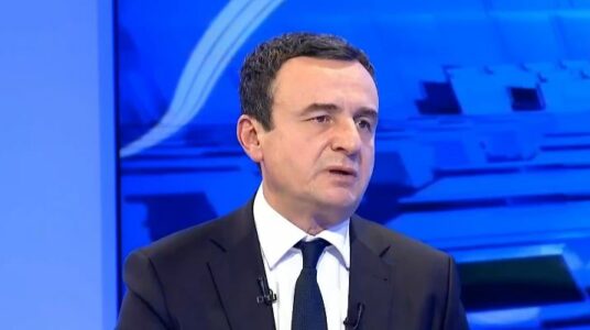 Kurti flet për “qeveri pa ryshfet” dhe “duar të pastra”, ndërsa ministrat e tij përballen me aktakuza për korrupsion