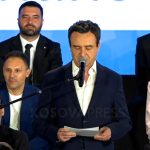 Kurti me “hundë përpjetë” kur pyetet për sanksionet e SHBA’së, i rrethuar nga rojet