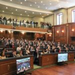 Seanca ndërpritet, deputetët bien dakord ta vazhdojnë pas takimit të thirrur nga Kurti