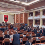 Seanca “e popullit” për Vjosa Osmanin: Deputetët nisin të shkojnë në sallën e Kuvendit të Kosovës