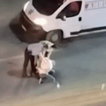 Me duar të lidhura pas shpine e i rënë në gjunjë, dalin pamjet e 27-vjeçarit në gjendje të rëndë pas arrestimit të dhunshëm