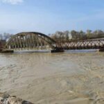 Lumi Vjosa del nga shtrati, niveli i ujit ka arritur në 6.8 metra mbi nivelin e detit