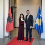 Spiropali pritet nga Konjufca,fillon takimi, me pas do të mbajnë një konferencë të përbashkët për media