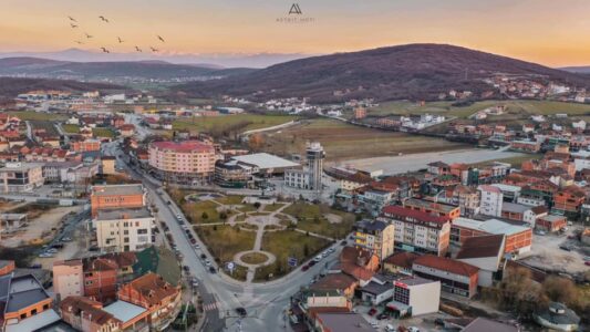 Derisa demokracia flet, Dragobili i Malishevës përballet me mungesë të rrymës