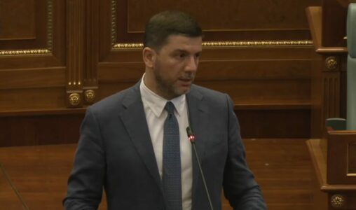 Krasniqi fton qytetarët të protestojnë kundër Gjykatës Speciale