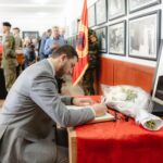 Krasniqi merr pjesë në varrimin e Ilmi Ramadanit: Kosova humbi një personalitet të rrallë të rezistencës
