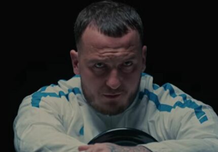 Mozzik me projektin e ri “Diss”, përmend Albin Kurtin, Lutfi Haizirin, Kadri Veselin e Loredanën