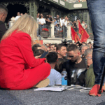 Memli Krasniqi i shoqëruar nga djali i Jakup Krasniqit në krye të protestës kundër Speciales