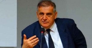 Spahiu: Nëse Murat Jashari dëshiron të bëhet president, duhet ta heqë flamurin e Shqipërisë nga varrezat e Jasharëve