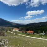 Tragjedi në Mal të Zi, babai vret vajzën 2 vjeçare dhe më pas edhe veten, trupat gjenden në shtëpi nga kryefamiljari