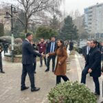 Vjosa Osmani i shkon në zyre ish-bashkëpartiakut: Uron Pecin për postin e kryetarit të Mitrovicës së Jugut, ky e pret me lule