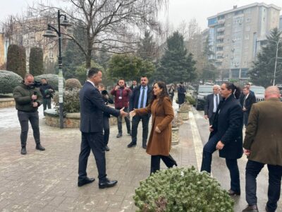 Vjosa Osmani i shkon në zyre ish-bashkëpartiakut: Uron Pecin për postin e kryetarit të Mitrovicës së Jugut, ky e pret me lule