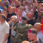 Veterani që u konfrontua me Fitore Pacollin e VV-së, merr pjesë në protestën kundër padrejtësive të Speciales