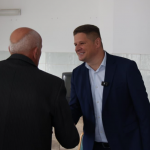 Kërset grushti në një emision shqiptar (VIDEO)