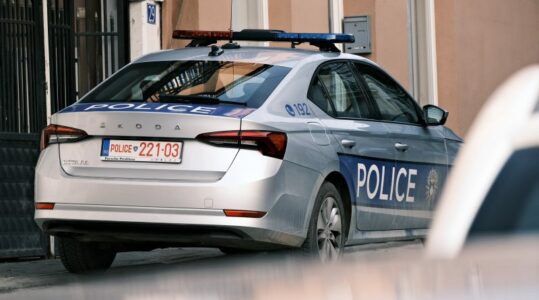 Aksident mes tri veturave në rrugën Prishtinë-Ferizaj, lëndohen tre persona