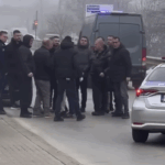 Pamje nga vendi ku mbeti i vdekur Polici, qytetarët mundohen ta largojnë veturën nga rruga (Video)