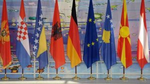 DW: Ballkani Perëndimor ende në pikë kritike, Serbia shihet si pengesë për anëtarësimin e Kosovës në BE