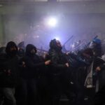 Protestuesit përleshen pranë stadiumit të Lojërave Dimërore, policia italiane përdor gaz lotsjellës