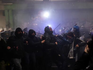 Protestuesit përleshen pranë stadiumit të Lojërave Dimërore, policia italiane përdor gaz lotsjellës