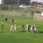 Miqësorja shndërrohet në arenë boksi, lojtarët e Llapit rrahen me kundërshtarët