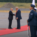 Ndodh takimi historik, Trump dhe Putin shtrëngojnë duart