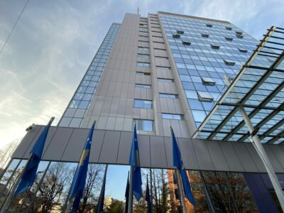 Bien të hyrat, rriten shpenzimet, thellohet hendeku financiar në vend