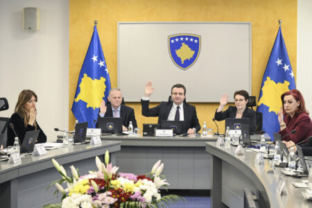 Qeveria në detyrë harxhoi 105 milionë më shumë