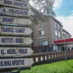 Gjendje alarmante në QKUK: Pacientët detyrohen t’i blejnë edhe epruvetat e penjtë për operacione