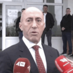 Haradinaj voton bashkë me nënën në Gllogjan: Ndjenjë e mirë me votu aty ku ka votu baba