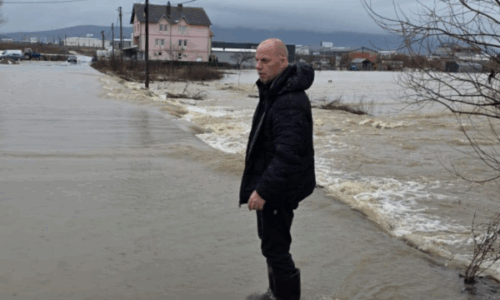 Lladrovci: Vërshimet bllokojnë disa rrugë në Drenas, ekipet janë në terren, mos lëvizni pa arsye