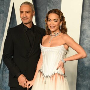 Kështu e uron Rita Ora bashkëshortin për ditëlindjen e 50-të