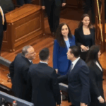 Osmani hyn në Kuvend, përshëndet deputetët e PDK-së