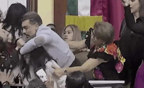 Grushta e kapje flokësh, ligjvënëset e Meksikos rrahen në Kongres