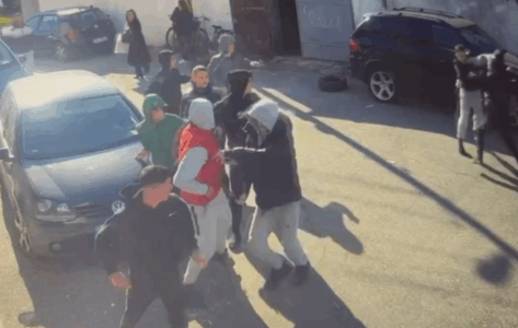 Grushte dhe shkelma, publikohen pamjet nga sherri i dhunshëm mes nxënësve në Shkodër