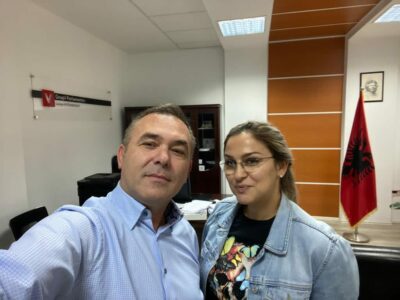 Shqipe Selimi zgjedh të hesht për protestën ndaj Gjykatës Speciale edhe pse bashkeshorti i saj është në paraburgim në Hagë