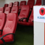 FSHF publikon pamje nga stadiumi ku sonte Shqipëria ndeshet me Serbinë, valëvitet flamuri kombëtar